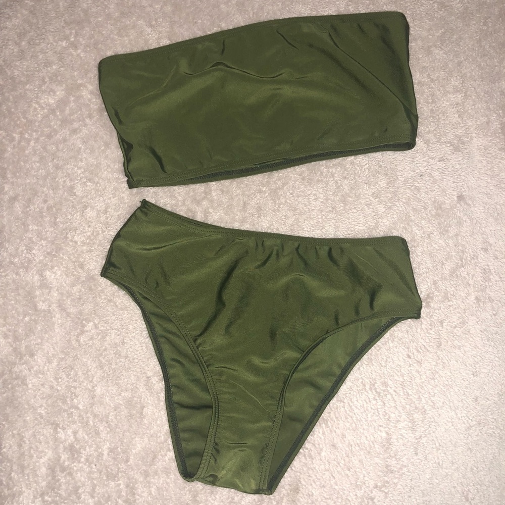 👙 Green bandeau high-waist bikini